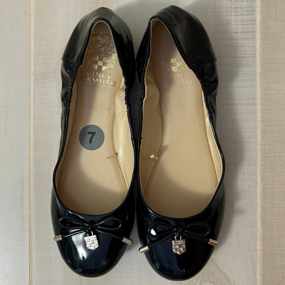 Vince Camuto Classic Black Patent Ballet Flats Bow Logo Charm Women’s Size 7M - Picture 4 of 11
